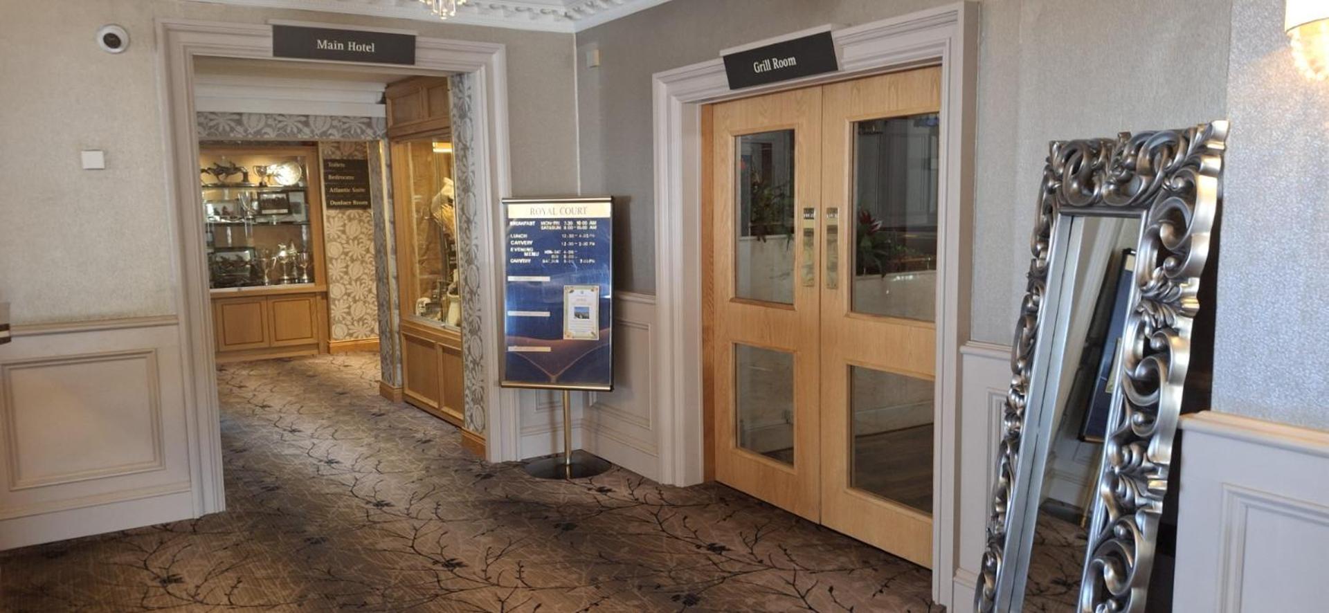 Royal Court Hotel Portrush Exterior photo